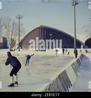 Iceskaters allenarsi all'Olympic Ice Ring prima dei Giochi Olimpici invernali, Grenoble, Isere, Francia, 1968 Foto Stock