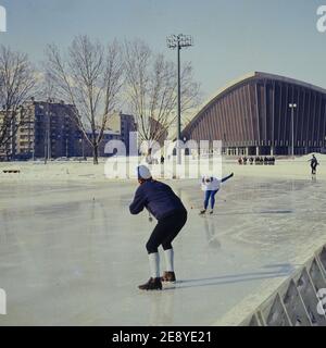 Iceskaters allenarsi all'Olympic Ice Ring prima dei Giochi Olimpici invernali, Grenoble, Isere, Francia, 1968 Foto Stock