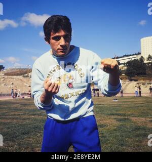 Il pugile francese Menduri; atleti della nazionale olimpica estiva francese partecipano a una sessione di allenamento a Font-Romeu, Pyrénées-Orientales, Francia, 1968 Foto Stock