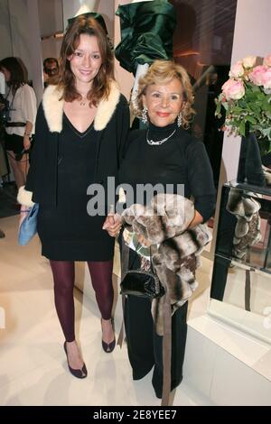 Audrey Marnay e la stilista di moda italiana Anna Molinari partecipano alla festa di apertura della nuova boutique 'Blumarine' del designer di moda italiano Anna Molinari, Avenue Montaigne a Parigi, Francia, il 3 ottobre 2007. Foto di Benoit Pinguet/ABACAPRESS.COM. Foto Stock