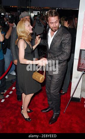 Gli attori Patricia Clarkson e Ryan Gosling partecipano alla prima di 'Lars and the Real Girl' al Paris Theatre di New York City, NY, USA il 3 ottobre 2007. Foto di Gregorio Binuya/ABACAPRESS.COM Foto Stock