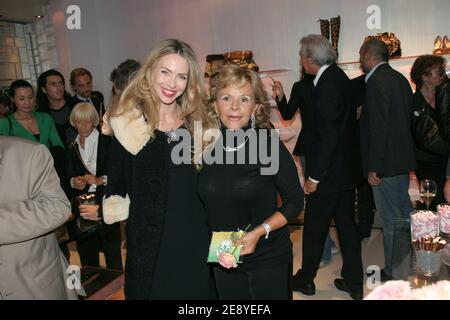 Yvonne Scio e la stilista di moda italiana Anna Molinari partecipano alla festa di apertura della nuova boutique 'Blumarine' della stilista italiana Anna Molinari, Avenue Montaigne a Parigi, Francia, il 3 ottobre 2007. Foto di Benoit Pinguet/ABACAPRESS.COM. Foto Stock
