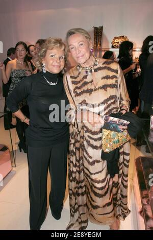 La stilista di moda italiana Anna Molinari si pone con Marta Marzotto durante la festa di apertura della nuova boutique 'Blumarine' del designer di moda italiano Anna Molinari, Avenue Montaigne a Parigi, Francia, il 3 ottobre 2007. Foto di Benoit Pinguet/ABACAPRESS.COM. Foto Stock