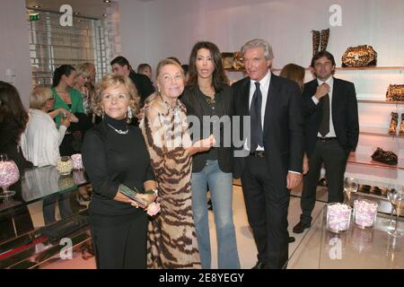 La stilista di moda italiana Anna Molinari si pone con Marta Marzotto durante la festa di apertura della nuova boutique 'Blumarine' del designer di moda italiano Anna Molinari, Avenue Montaigne a Parigi, Francia, il 3 ottobre 2007. Foto di Benoit Pinguet/ABACAPRESS.COM. Foto Stock