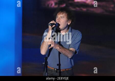 Il cantante francese Alain Souchon si esibisce durante la registrazione del talk show di Michel Drucker "Vivement Dimanche" presso lo Studio Gabriel di Parigi, Francia, il 3 ottobre 2007. La mostra è dedicata al ministro francese della Giustizia Rachida dati e sarà in onda il 7 ottobre 2007. Foto di Christophe Guibbaud/ABACAPRESS.COM Foto Stock