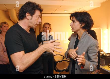 Il ministro francese della giustizia Rachida dati e il cantante Patrick Bruel hanno chiacchierato prima della registrazione del talk show di Michel Drucker "Vivement Davanche" allo Studio Gabriel di Parigi, Francia, il 3 ottobre 2007. Lo spettacolo verrà trasmesso il 7 ottobre 2007. Foto di Christophe Guibbaud/ABACAPRESS.COM Foto Stock