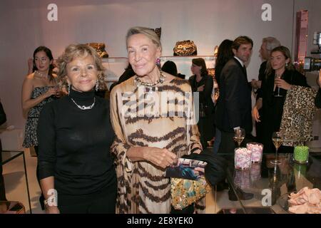 La stilista di moda italiana Anna Molinari si pone con Marta Marzotto durante la festa di apertura della nuova boutique 'Blumarine' del designer di moda italiano Anna Molinari, Avenue Montaigne a Parigi, Francia, il 3 ottobre 2007. Foto di Benoit Pinguet/ABACAPRESS.COM. Foto Stock