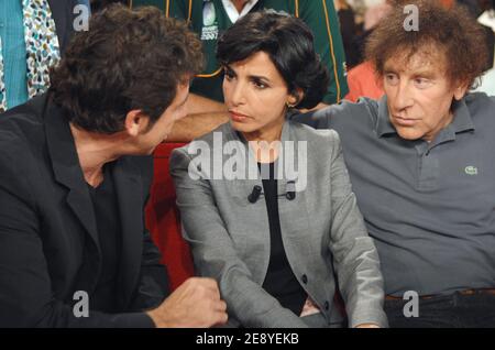 Il ministro francese della giustizia Rachida dati, il cantante Patrick Bruel (L) e il cantante Alain Souchon (R) durante la registrazione del talk show di Michel Drucker 'Vivement Dimanche' allo Studio Gabriel di Parigi, Francia, il 3 ottobre 2007. Lo spettacolo verrà trasmesso il 7 ottobre 2007. Foto di Christophe Guibbaud/ Foto Stock