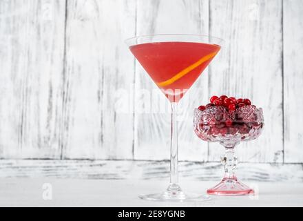 Bicchiere di cocktail Cosmopolitan con mirtilli rossi freschi Foto Stock