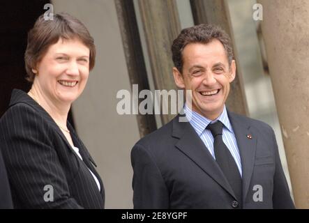 Il primo ministro neozelandese Helen Clark è accolto dal presidente francese Nicolas Sarkozy prima di parlare del suo arrivo al palazzo presidenziale Elysee, a Parigi, Francia, il 5 ottobre 2007. Foto di Christophe Guibbaud/ABACAPRESS.COM Foto Stock