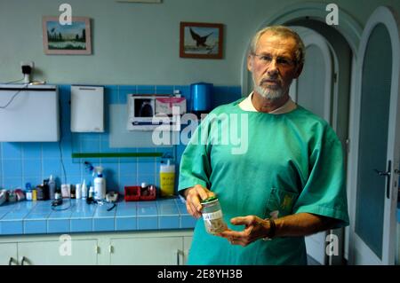 Pierre Auroy, veterinaire, montre le 05 ottobre 2007, a Biarritz, Francia, ce qu'il a recupere dans l'estomac de Twister, un chien de race colley mort empossonne. Twister fait partie des huit chiens morts subitement entre le 22 et le 30 septembre 2007 dans le quartier du golf de Biarritz. Une enquete a ete ouverte. Jules Motte/ABACAPRESS.COM Foto Stock