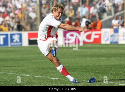 Jonny Wilkinson, la metà del volo dell'Inghilterra, calcia un calcio di punizione durante la Coppa del mondo di rugby IRB 2007, quarto finale di match Australia contro Inghilterra allo stadio Velodrome di Marsiglia, Bouches-du-Rhone, Fance il 6 ottobre 2007. L'Inghilterra ha vinto il 12-10. Foto di Medhi Taamallah/Cameleon/ABACAPRESS.COM Foto Stock