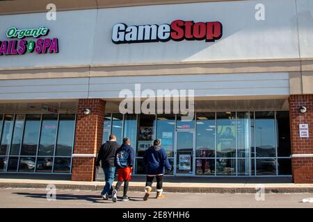 Bloomsburg, Stati Uniti. 30 gennaio 2021. La gente si avvicina all'ingresso di un negozio GameStop al Buckhorn Plaza. Gli investitori online hanno spinto al massimo il prezzo azionario di GameStop (GME) nel tentativo di battere gli hedge fund che scommettono sul fallimento della società. (Foto di Paul Weaver/Pacific Press) Credit: Pacific Press Media Production Corp./Alamy Live News Foto Stock