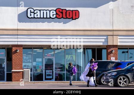 Bloomsburg, Stati Uniti. 30 gennaio 2021. Le persone escono da un negozio GameStop al Buckhorn Plaza. Gli investitori online hanno spinto al massimo il prezzo azionario di GameStop (GME) nel tentativo di battere gli hedge fund che scommettono sul fallimento della società. (Foto di Paul Weaver/Pacific Press) Credit: Pacific Press Media Production Corp./Alamy Live News Foto Stock