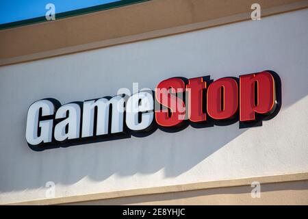 Bloomsburg, Stati Uniti. 30 gennaio 2021. Al Buckhorn Plaza è visibile un cartello con la scritta GameStop Store. Gli investitori online hanno spinto al massimo il prezzo azionario di GameStop (GME) nel tentativo di battere gli hedge fund che scommettono sul fallimento della società. (Foto di Paul Weaver/Pacific Press) Credit: Pacific Press Media Production Corp./Alamy Live News Foto Stock