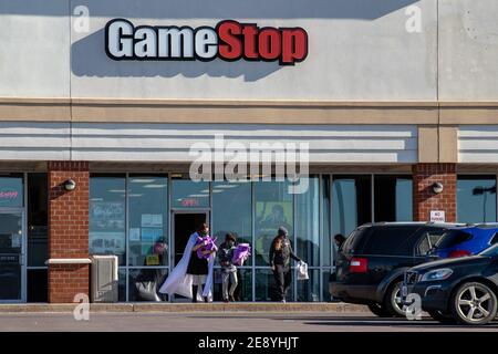 Bloomsburg, Stati Uniti. 30 gennaio 2021. I clienti escono da un negozio GameStop al Buckhorn Plaza. Gli investitori online hanno spinto al massimo il prezzo azionario di GameStop (GME) nel tentativo di battere gli hedge fund che scommettono sul fallimento della società. (Foto di Paul Weaver/Pacific Press) Credit: Pacific Press Media Production Corp./Alamy Live News Foto Stock