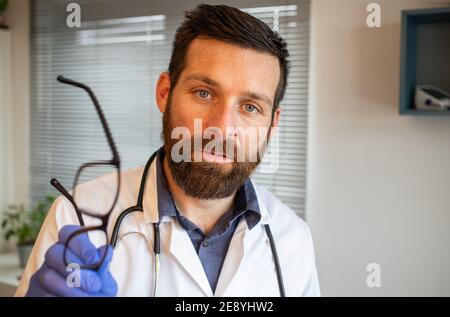 ritratto di bel medico maschile spiegare Foto Stock