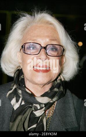 L'attrice Micheline Presle arriva all'apertura del gioco di 'Fugueuses' con Line Renaud e Muriel Robin al teatro le Theatre des Varietes a Parigi, in Francia, l'8 ottobre 2007. Foto di Denis Guignebourg/ABACAPRESS.COM Foto Stock