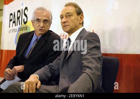 Il 9 ottobre 2007 il sindaco di Parigi Jacques Bravo e il sindaco di Parigi Bertrand Delanoe partecipano a un incontro tenutosi presso la Gymnase Gaugin a Parigi, Francia. Delanoe ha annunciato la sua candidatura per le prossime elezioni mayoral di Parigi nel 2008. Foto di Mousse/ABACAPRESS.COM Foto Stock