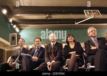 Il 9 ottobre 2007 il sindaco Jacques Bravo, il delegato alla Cultura di Parigi Christophe Girard e il vice sindaco di Parigi Anne Hidalgo si riuniscono presso la Gymnase Gaugin a Parigi, in Francia. Delanoe ha annunciato la sua candidatura per le prossime elezioni mayoral di Parigi nel 2008. Foto di Mousse/ABACAPRESS.COM Foto Stock