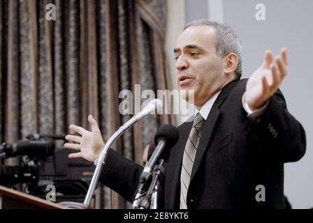 L'ex campione del mondo di scacchi Garry Kasparov, leader dell'opposizione russa, parla a una conferenza radio Free Europe/radio Liberty (RFE/RL) intitolata "Russia un anno dopo l'assassinio di Anna Politkovskaya" a Washington, DC. USA il 10 ottobre 2007. Foto di Olivier Douliery/ABACAPRESS.COM Foto Stock