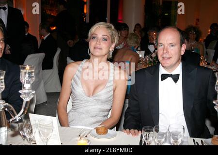 Il Principe Alberto II di Monaco e l'attrice statunitense Sharon Stone partecipano alla cena di gala Internazionale Rendez Vous Cinema Verite 2007, a Monte Carlo, Monaco, il 10 ottobre 2007. Foto piscina entro il ABACAPRESS.COM Foto Stock