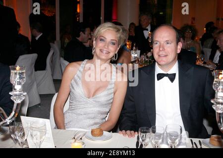 Il Principe Alberto II di Monaco e l'attrice statunitense Sharon Stone partecipano alla cena di gala Internazionale Rendez Vous Cinema Verite 2007, a Monte Carlo, Monaco, il 10 ottobre 2007. Foto piscina entro il ABACAPRESS.COM Foto Stock