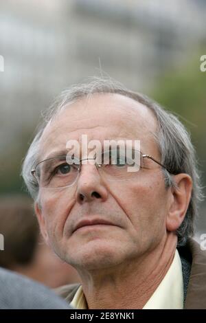 Lo scienziato francese Axel Kahn partecipa a una manifestazione al Trocadero di Parigi, in Francia, il 13 ottobre 2007 contro il testo del DNA intitolato 'Mariani' nella nuova legge sull'immigrazione istituita dal ministro Brice Hortefeux. Foto Bernard Bisson/ABACAPRESS.COM Foto Stock