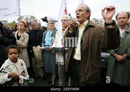 Lo scienziato francese Axel Kahn partecipa a una manifestazione al Trocadero di Parigi, in Francia, il 13 ottobre 2007 contro il testo del DNA intitolato 'Mariani' nella nuova legge sull'immigrazione istituita dal ministro Brice Hortefeux. Foto Bernard Bisson/ABACAPRESS.COM Foto Stock