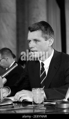 Il procuratore generale statunitense Robert Kennedy testimoniava davanti ad un'audizione del sottocomitato del Senato sul crimine, Washington, D.C., USA, Warren K. Leffler, 25 settembre 1963 Foto Stock