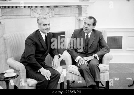 Mohammad Reza Pahlavi, Shah dell'Iran con il presidente degli Stati Uniti Richard Nixon alla Casa Bianca, Washington, D.C., USA, Warren K. Leffler, 21 ottobre 1969 Foto Stock