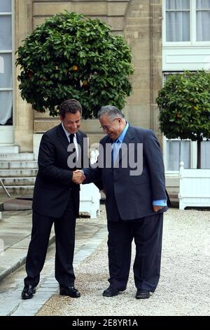 Il presidente francese Nicolas Sarkozy riceve il suo omologo iracheno Jalal Talabani al Palazzo Elysee di Parigi, in Francia, il 17 ottobre 2007. Foto di Mousse/ABACAPRESS.COM Foto Stock