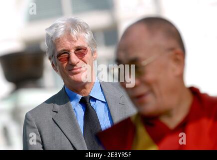 Sua Santità il 14 Dalai lama del Tibet e l'attore Richard Gere partecipa a un Rally il 17 ottobre 2007 davanti al Campidoglio durante le festività a Washington, DC, USA. Il leader spirituale del Tibet ha ricevuto la medaglia d'oro del Congresso, il più alto premio civile conferito dai legislatori statunitensi. Foto di Olivier Douliery /ABACAPRESS.COM Foto Stock