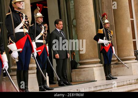 Il presidente francese Nicolas Sarkozy riceve il suo omologo iracheno Jalal Talabani al Palazzo Elysee di Parigi, in Francia, il 17 ottobre 2007. Foto di Mousse/ABACAPRESS.COM Foto Stock