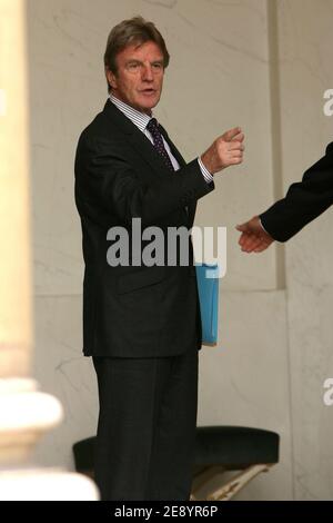 Il ministro degli Affari Esteri Bernard Kouchner dopo il consiglio dei ministri al palazzo Elysee a Parigi, Francia, il 17 ottobre 2007. Foto di Mousse/ABACAPRESS.COM Foto Stock