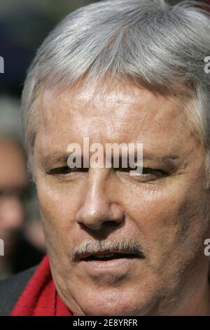 Didier le Reste, capo dell'Unione ferroviaria SNCF, all'inizio di una marcia di protesta a Parigi, in Francia, il 18 ottobre 2007. Le manifestazioni di strada sono previste in circa 60 città, mentre i sindacati cercano di costringere il presidente francese Nicolas Sarkozy a abbandonare i piani per riformare i cosiddetti sistemi pensionistici speciali della Francia, di cui godono 1.6 milioni di lavoratori ferroviari, energetici e di altro tipo. Foto di Bisson-Taamallah/ABACAPRESS.COM Foto Stock