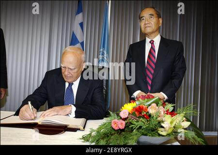 Il presidente greco Karolos Papoulias e il direttore generale dell'UNESCO Koichiro Matsuura durante la 34a sessione della Conferenza generale dell'UNESCO all'UNESCO a Parigi, Francia, il 18 ottobre 2007. Foto di Thomas Samson/piscina/ABACAPRESS.COM Foto Stock