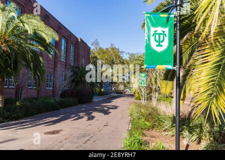 New Orleans, LOUISIANA - 31 gennaio 2021: Logo Tulane University sui banner del campus Foto Stock