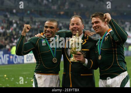 Il capo allenatore sudafricano Jake White (C), Bryan Habana (L) e il capitano John Smit (R) festeggiano con il trofeo dopo la vittoria della loro squadra alla fine della Coppa del mondo di rugby IRB 2007, finale, Inghilterra contro Sud Africa allo Stade de France a Saint-Denis vicino a Parigi, Francia il 20 ottobre 2007. Foto di Gouhier-Morton-Taamallah/Cameleon/ABACAPRESS.COM Foto Stock