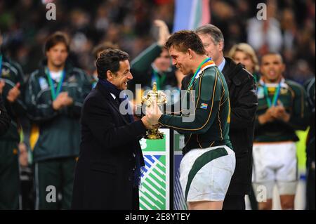 John Smit in Sud Africa viene presentato con il trofeo del presidente francese Nicolas Sarkozy in seguito alla vittoria della sua squadra alla fine della Coppa del mondo di rugby IRB 2007, finale, Inghilterra contro Sud Africa allo Stade de France di Saint-Denis vicino a Parigi, Francia il 20 ottobre 2007. Foto di Gouhier-Morton-Taamallah/Cameleon/ABACAPRESS.COM Foto Stock