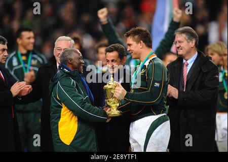 John Smit in Sud Africa viene presentato con il trofeo del presidente francese Nicolas Sarkozy e del presidente sudafricano Thabo Mbeki dopo la vittoria della sua squadra alla fine della Coppa del mondo di rugby IRB 2007, finale, Inghilterra contro Sud Africa allo Stade de France a Saint-Denis vicino a Parigi, Francia il 20 ottobre 2007. Foto di Gouhier-Morton-Taamallah/Cameleon/ABACAPRESS.COM Foto Stock