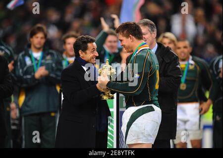 John Smit in Sud Africa viene presentato con il trofeo del presidente francese Nicolas Sarkozy in seguito alla vittoria della sua squadra alla fine della Coppa del mondo di rugby IRB 2007, finale, Inghilterra contro Sud Africa allo Stade de France di Saint-Denis vicino a Parigi, Francia il 20 ottobre 2007. Foto di Gouhier-Morton-Taamallah/Cameleon/ABACAPRESS.COM Foto Stock