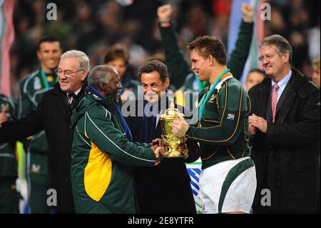 John Smit in Sud Africa viene presentato con il trofeo del presidente francese Nicolas Sarkozy e del presidente sudafricano Thabo Mbeki dopo la vittoria della sua squadra alla fine della Coppa del mondo di rugby IRB 2007, finale, Inghilterra contro Sud Africa allo Stade de France a Saint-Denis vicino a Parigi, Francia il 20 ottobre 2007. Foto di Gouhier-Morton-Taamallah/Cameleon/ABACAPRESS.COM Foto Stock