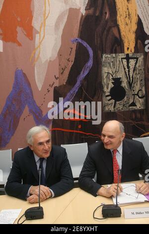 L'ex ministro dell'Economia Dominique Strauss-Kahn e il membro della commissione finanziaria del Parlamento Didier Migaud durante un'audizione sull'EADS all'Assemblea nazionale di Parigi, Francia, il 26 ottobre 2007. Un'associazione francese di azionisti attivisti nello spazio europeo della difesa aeronautica ha presentato ricorso contro l'istituzione finanziaria controllata dallo Stato Caisse des depots et Consignations e l'ex ministro delle finanze Thierry Breton accusandoli di essere coinvolti nel commercio interno di azioni EADS. Foto di Mousse/ABACAPRESS.COM Foto Stock