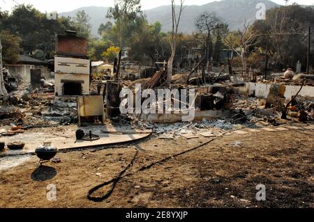 Il relitto di una casa nel quartiere quasi completamente bruciato di Los Dios, a nord-est di San Diego, CA, USA il 25 ottobre 2007. Foto di Lionel Hahn/ABACAPRESS.COM Foto Stock