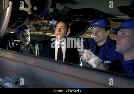 Il presidente francese Nicolas Sarkozy (2° L) visita un sito di manutenzione dell'operatore ferroviario nazionale SNCF a Saint-Denis, sobborgo settentrionale di Parigi, Francia, il 26 ottobre 2007 . Sarkozy ha lanciato ieri una serie di misure volte a far scoppiare una rivoluzione verde in Francia, comprese le reti ferroviarie ad alta velocità TGV e tranviarie, e i conducenti si sono ingenui ad acquistare automobili più pulite con bonus e sanzioni. Foto di Eric Feferberg/piscina/ABACAPRESS.COM Foto Stock