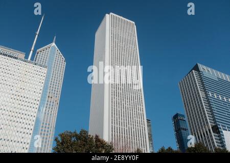 CHICAGO, USA - NOVEMBRE 2019: Una vista dal suolo del centro di Aon, della torre Blue Cross e degli edifici Prudential Plaza a New East Side a Chicago. Foto Stock