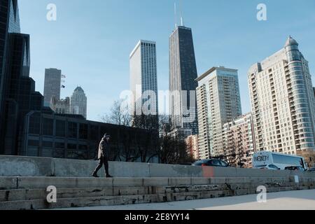 CHICAGO - NOVEMBRE 2019: Una vista del centro John Hancock dal Lakefront Trail a Streeterville. Foto Stock