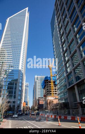 Una vista di S. Tryon Street nel centro di Charlotte, Carolina del Nord, con moderni edifici per uffici e costruzioni edili. Foto Stock