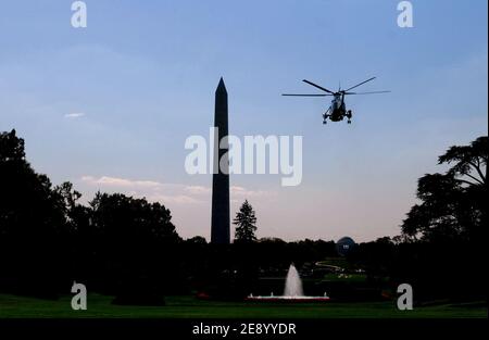 Il presidente DEGLI STATI UNITI George W. Bush parte con Marine One dal South Lawn della Casa Bianca a Washington, DC, USA, il 29 ottobre 2007. Bush è in viaggio in Pennsylvania e Ohio per i fondi repubblicani. Foto di Olivier Douliery/ABACAPRESS.COM Foto Stock